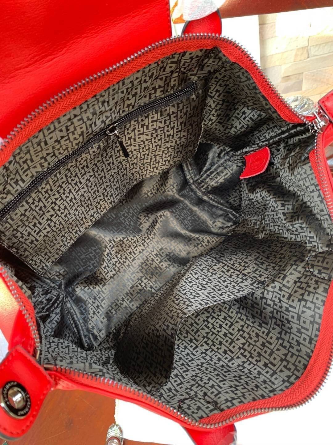 Longchamp LE PLIAGE CUIR TOP HANDLE BAG S เรียกว่าเป็นกระเป๋าอีกหนึ่งรุ่นที่ไม่ว่ายังไงก็ฮอตฮิตและติดเทรนด์ตลอดไม่เคยเปลี่ยนกับ ทรง Le Pliage Cuir หนึ่งในตระกูลกระเป๋าสุดไอคอนิกจากแบรนด์ เมื่อรุ่น Le Pliage Cuir ในรูปแบบของหนังแกะ Metis ได้ถือกำเนิดขึ้นใน