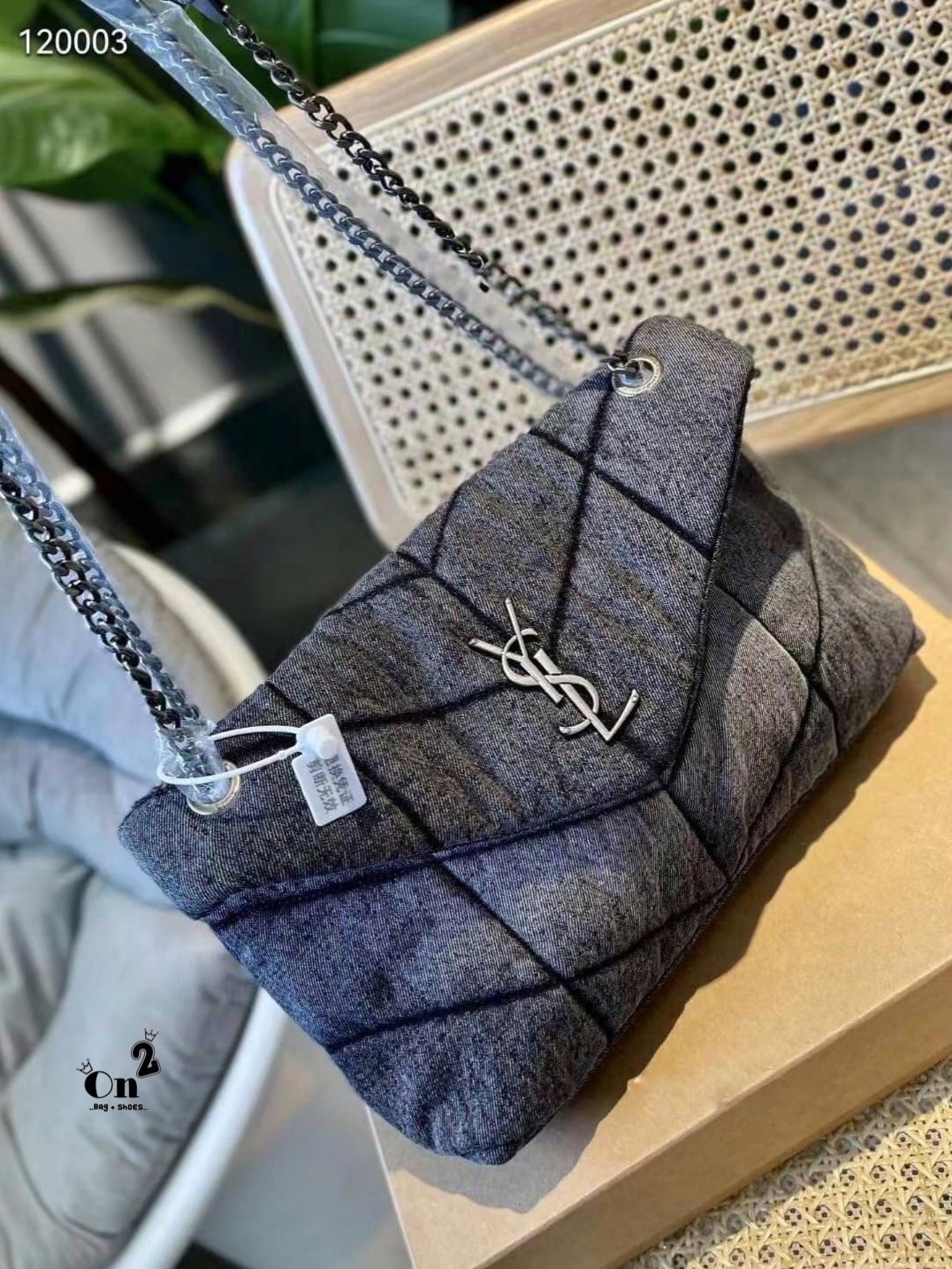 YSL SAINT LAURENT Loulou Danim Shoulder Bagblue bag กระเป๋าสะพายผ้ายีนส์เดนิมควิลท์ อะไหล่ทอง สีตัดกันสวยมากค่ะ รอบนี้มา 2สี โทนยีนส์ดำ และฟ้า สวยเท่ๆ ไปเลยค่า งานดูดีมีระดับ ชนช็อป ปั้มทุกจุดเป๊ะมากก สายสามารถดึงสั้นยาวได้ค่ะ