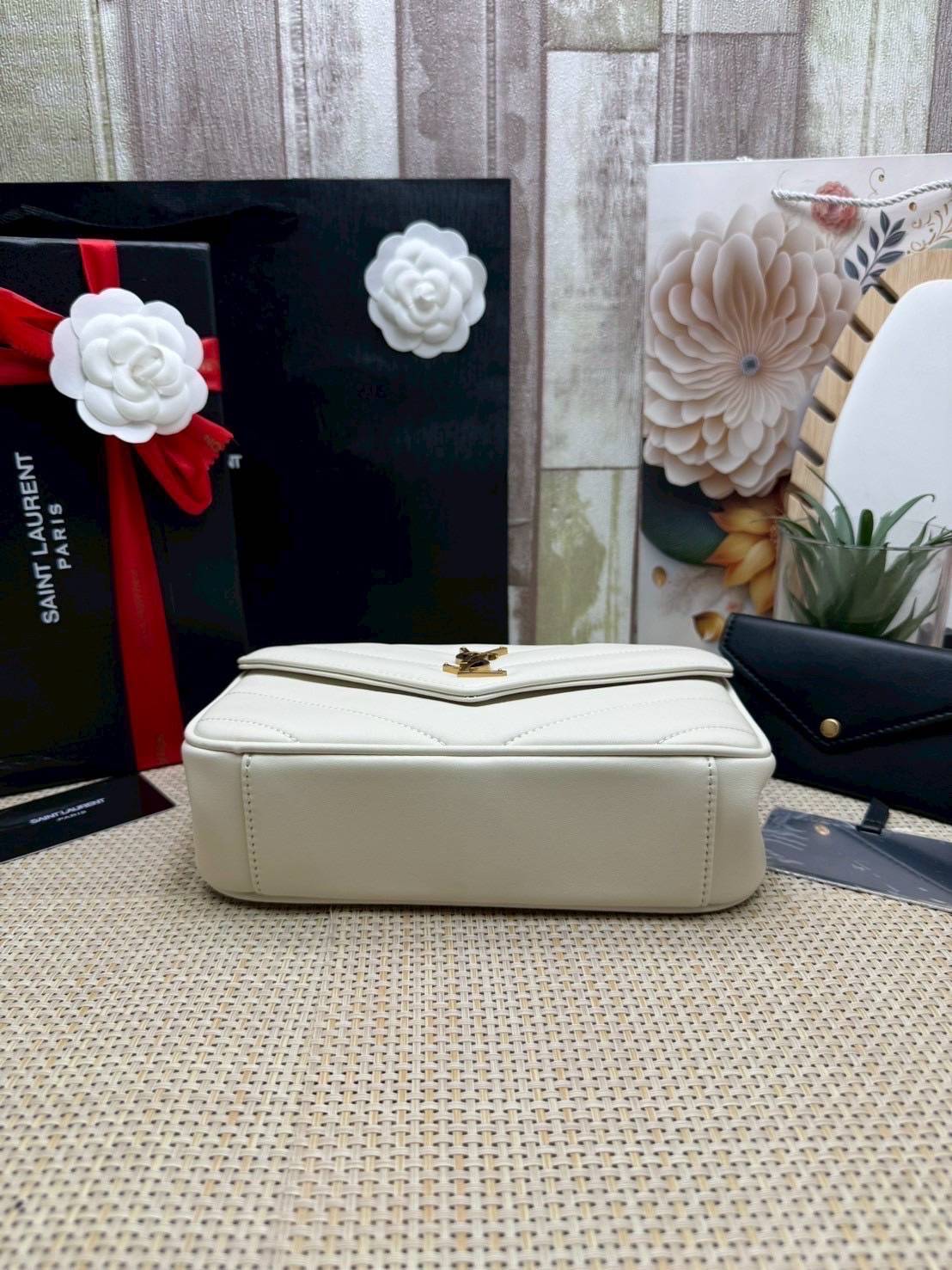 ORI หนังแท้ | YSL LOULOU small in MATELASSÉ กระเป๋าสะพายสายโซ่าีทองหรูหรา งานหนังแท้เนื้อนุ่มตะเข็บเย็บลายเชฟรอนสวยหรูโดดเด่นเป็นเอกลักษณ์ 🤍 เกรดออริจินอล หนังแท้