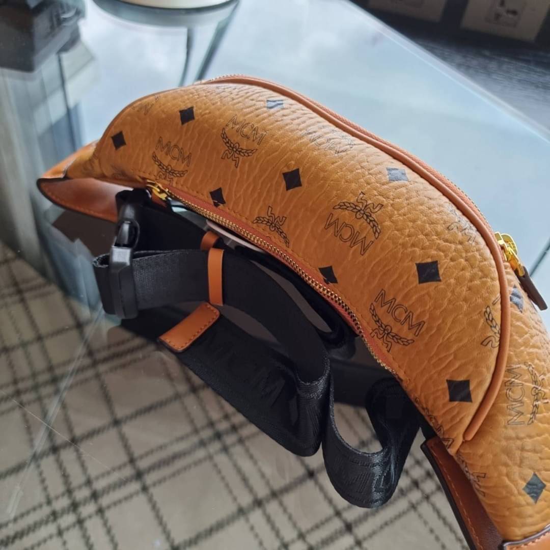 M.C.M STARK BELT BAG IN VISETOS รุ่นยอดฮิต!! หนุ่มๆสาวๆใช้ได้ไม่มีเบื่อ!! 🎉⭐️⚡️🛎 กระเป๋าคาดอกรุ่นขายดี ลายวิเซโต้เอกลักษณ์ ทั้งสปอร์ตและดูหรูในตัว ใช้งานง่าย ได้ทุกลุค วัสดุหนังแคนวาสคุณภาพดี มีช่องซิปหลัก และซิปรอง ภายในเป็นช่องโล่