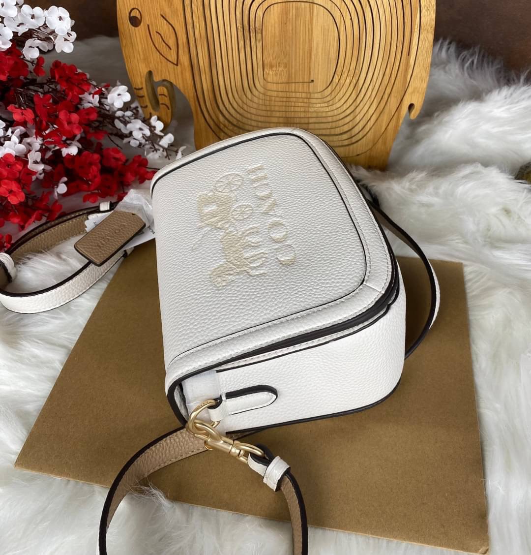 OUTLET 】COACH SADDLE BAG WITH HORSE AND CARRIAGE (COACH C4058) หนังกรวดละเอียดภายในกระเป๋ามัลติฟังก์ชั่น กระดุมแม่เหล็ก ซับในผ้านอกกระเป๋าเปิด สายสะพายถอดได้ สายสะพายยาว 22" สำหรับสะพายไหล่หรือ crossbody