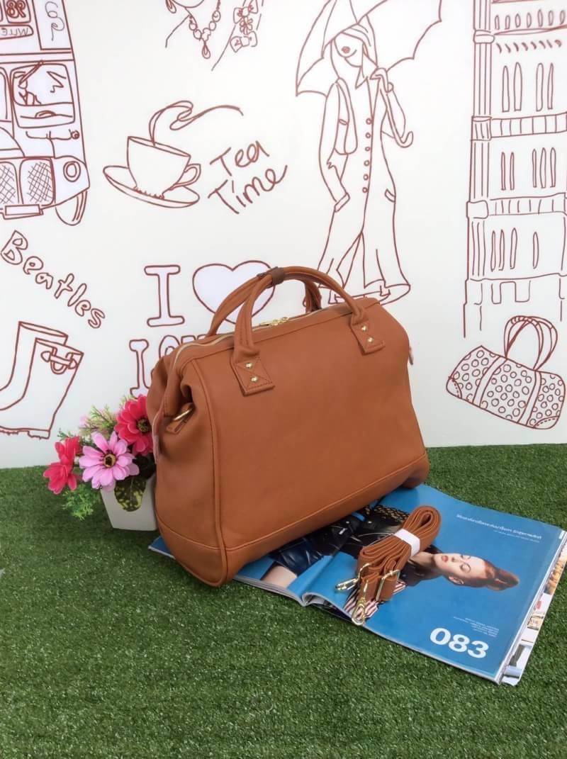 ANELLO 2 WAY PU LEATHER BOSTON BAG รุ่นใหม่ล่าสุดจากแบรนด์ที่ทุกคนต้องรู้จัก รุ่นนี้วัสดุคือหนังpu แบบนิ่มและน้ำหนักเบา กันน้ำได้ สะพายเป็นทรงcrossbodyสายยาวปรับได้ฟรีไซส์ถอดออกได้ หรือจะถือก็สวยเเก๋ ปากกระเป๋ามีโครงเป็นเอกลักษณ์จุดเด่น หูจับมีตัวล้อคด้วย