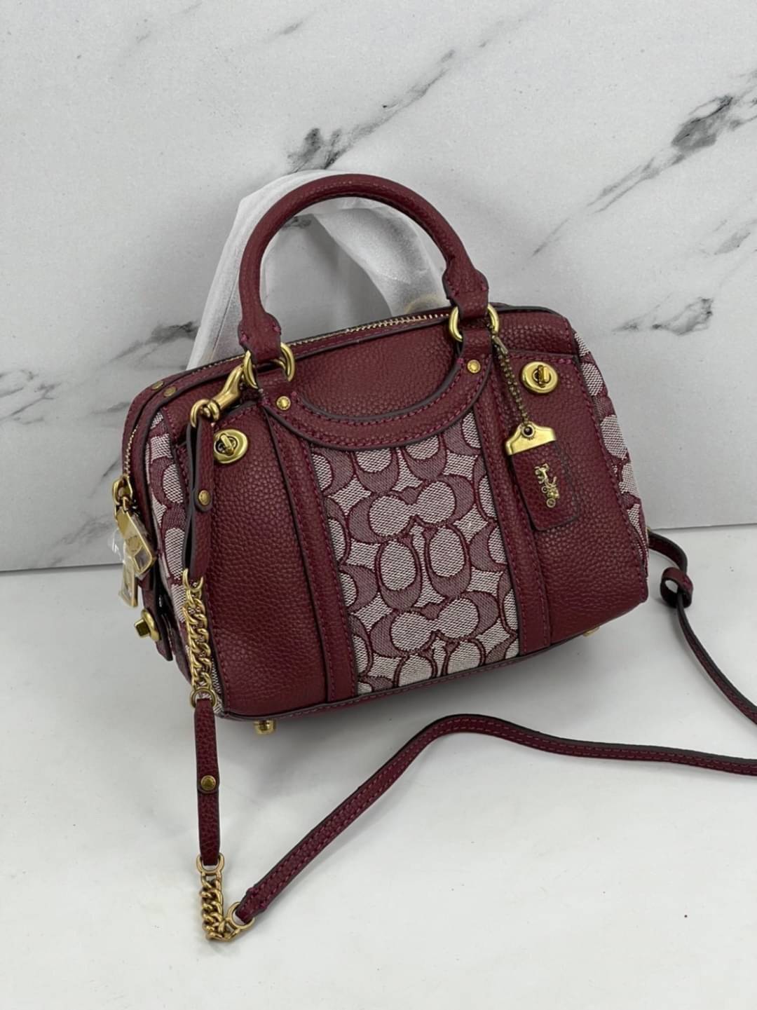 COACH LARK BAG 19 IN SIGNATURE JACQUARD พร้อมส่งที่ไทย สวยก่อนใครแน่นอนค่ะ กระเป๋าสะพายข้าง//ครอสบอดี้ร์ วัสดุหนังแท้+Jacqurd ได้ลงตัวสวยงามมากๆค่ะ มีช่องใส่ของจุกจิกทั้งด้านหน้าและหลัง ;เปิดปิดกระเป๋าแบบซิปคู่ ภายในสามารถใส่กระเป๋าเงินใบกลางได้;มือถือได้