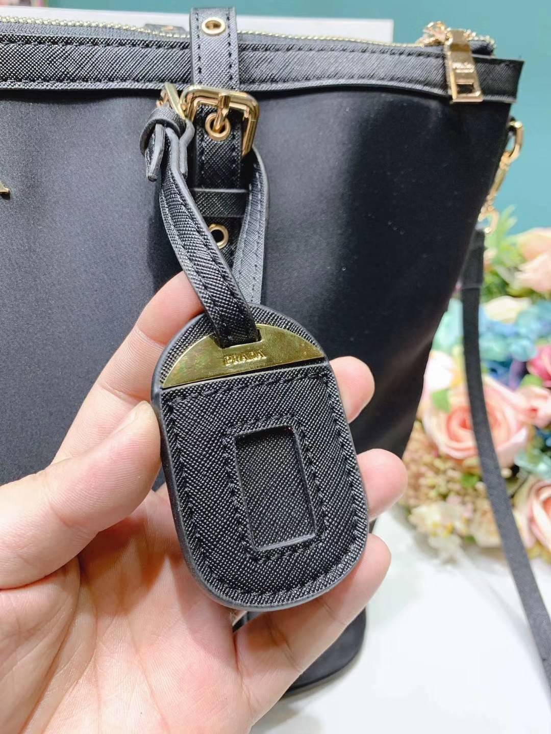 Best Price! & Hot item! สุดคุ้ม 👏👏 งานใบใหญ่ **ใส่ของจุใจ จากงานพรีเมี่ยมกิ้ฟ จากเคาเตอร์ต่างประเทศคะ แบรนด์ PRADA เป็น กระเป๋าผ้าไนล่อน ตามแบบฉบับของแบรนด์เลย หลงรักเลยคะ สะพายไหล่ได้ ถือก็สวยๆ ใช้แล้วสวยมากๆ ใส่ของได้เยอะเว่อร์ คุ้มราคา 