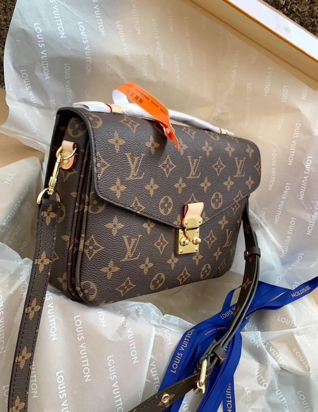 LV Pochette Métis ไอเท็มนำแฟชั่นที่น่าดึงดูดใจอย่างยิ่ง กระเป๋าที่มีรูปลักษณ์ทรงกะทัดรัดและใช้งานได้สะดวก หนังแท้แคนวาสอย่างดีเลยค่ะ ลาย Monogramอัญเป็นเอกลักษณ์ของแบรนด์ เปิด-ปิดแบบกดล็อคอะไหล่สีทองสวยงาม ภายในมี3ช่องกว้างสามารถใช้งานได้หลากหลายและจุของไ