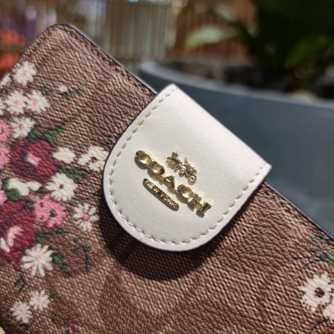 COACH C3375 MEDIUM CORNER ZIP WALLET IN SIGNATURE CANVAS WITH DAISY PRINT ดีไซน์ใหม่ล่าสุด!! คอลเลคชั่นลายพริ้นท์ เพิ่มลูกเล่นให้กระเป๋าสตางค์ของคุณ กับกระเป๋าสตางค์ใบกลาง ขนาดกำลังเหมาะมือ วัสดุหนังแคนวาส ดูแลรักษาง่าย มีช่องใส่บัตรและธนบัตรครบ และช่องซิ
