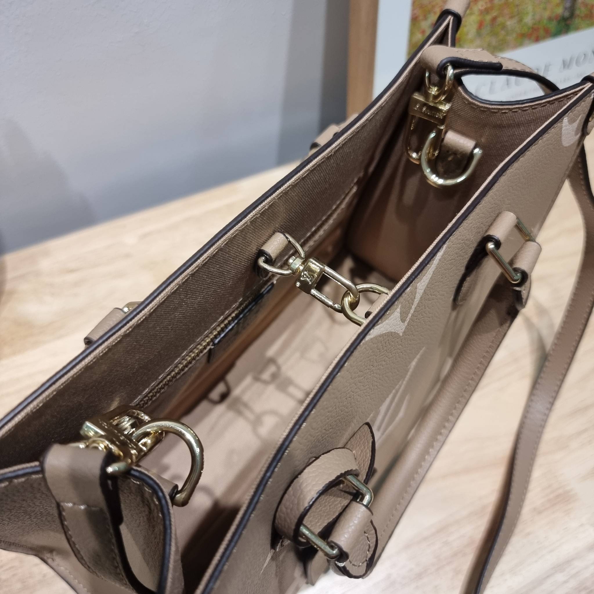 LV Onthego / LV crossbody tote bag กระเป๋าทรงโท้ทเวอร์ชั่นดั้งเดิม ที่คลาสสิค ผู้ดี หรูหรา โทนสีใช้งานง่าย ได้ทุกลุค ทุกสไตล์ วัสดุหนังลูกวัว ผิวลายเกรน มาพร้อมหูจับในตัว คล้องแขนก็ดูแพง หรือจะเกี่ยวสายครอสสะพายก็อัพลุคได้เลย ภายในโล่งกว้างมาก มีอะไหล่เกี