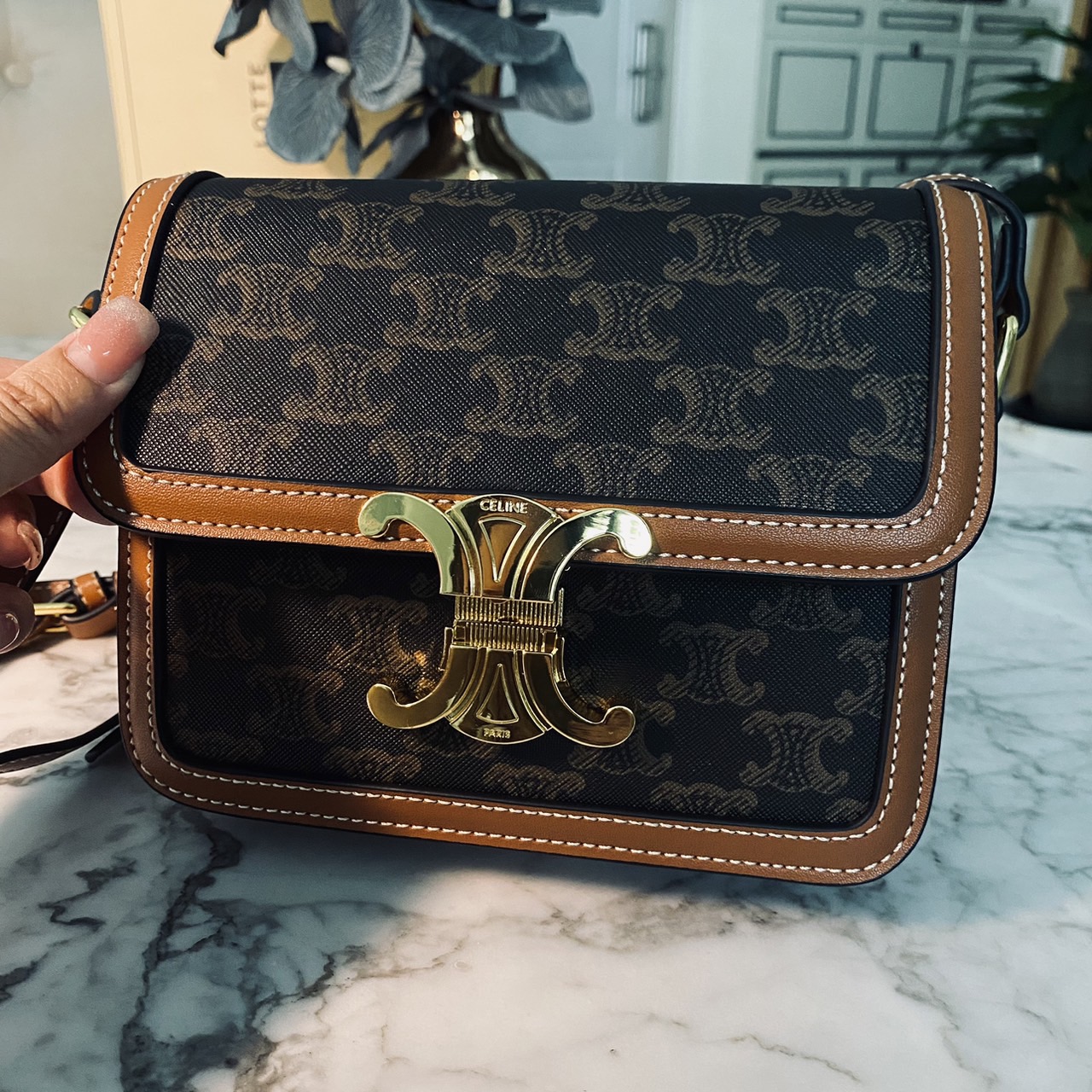 CELINE Teen Triomphe Bag 20cm กระเป๋าสะพายรุ่นยอดนิยม งานสวยอยู่ทรง ไม่มีไม่ได้เลยกับไอเท็มสุดคลาสสิค เนเชอรัลโทน ดูดี ดูแพง -- รับตัวแทนกระเป๋า