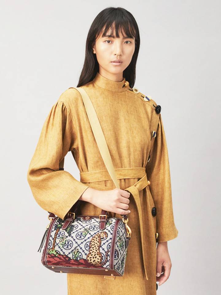 TORY BURCH T MONOGRAM JACQUARD EMBROIDERED DUFFLE คอลใหม่ล่าสุด สวยพร้อมเสิร์ฟแบบไม่ต้องรอพรีฯ ลายโมโนแกรมสุดคลาสสิคที่ถูกดีไซน์รังสรรค์ด้วยงานปักสุดชิค น่าใช้ใจฟูแค่แรกเห็น!! วัสดุ jacquard woven สลับหนังแท้ หูจับในตัว และพร้อมไปเลยกับสายสะพายข้าง ที่จะถ