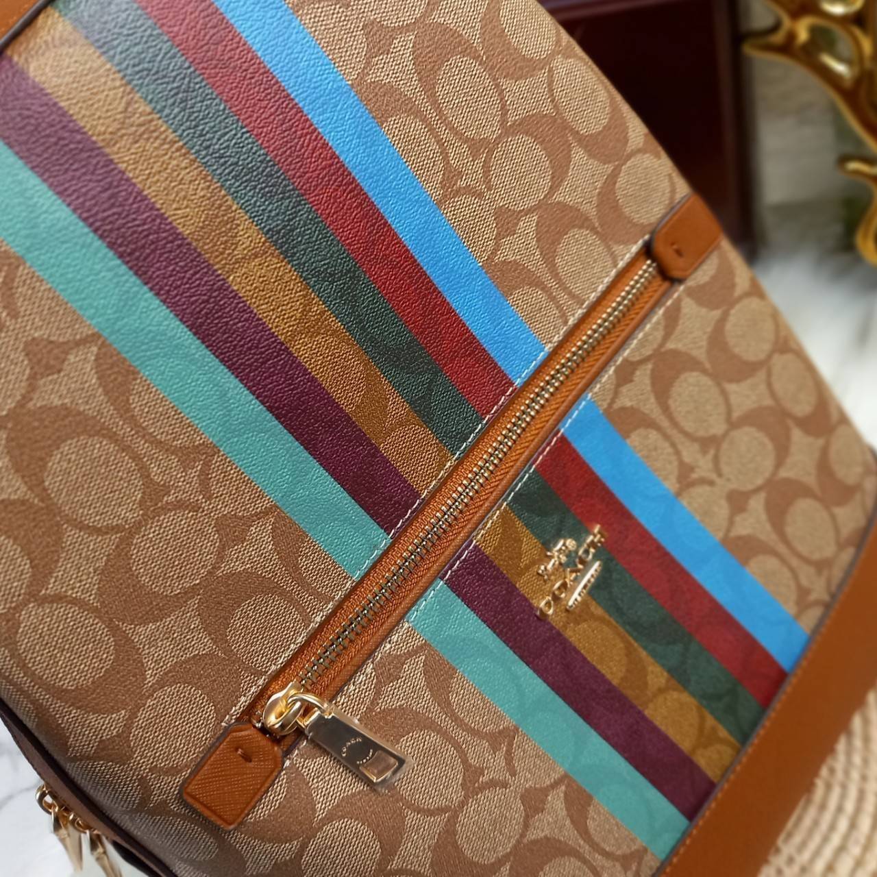 COACH KENLEY BACKPACK IN SIGNATURE CANVAS WITH STRIPE (COACH C5795)🌈🍁กระเป๋าเป้ กระเป๋าสะพายรุ่น Unisex ที่ใช้ได้ทั้งชายและหญิง รูปทรงสวย ขนาดกำลังดี// วัสดุแคนวาสคุณภาพ ผสมหนังแท้ ลาย SIGNATURE//เปิด-ปิด ด้วยซิบ ด้านในโล่งกว้าง จุของได้เย