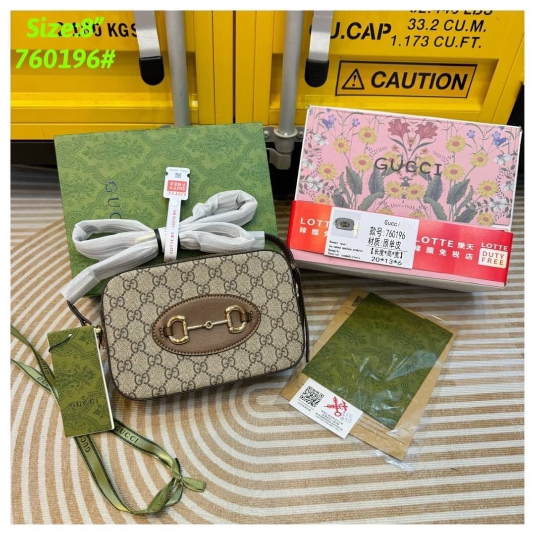 GUCCI Horsebit 1955 mini shoulder bag กระเป๋าสะพายทรง camera ที่สุดของความคลาสสิค ที่ใช้งานง่ายและคล่องตัว โดดเด่นด้วยอะไหล่โลโก้วินเทจเอกลักษณ์