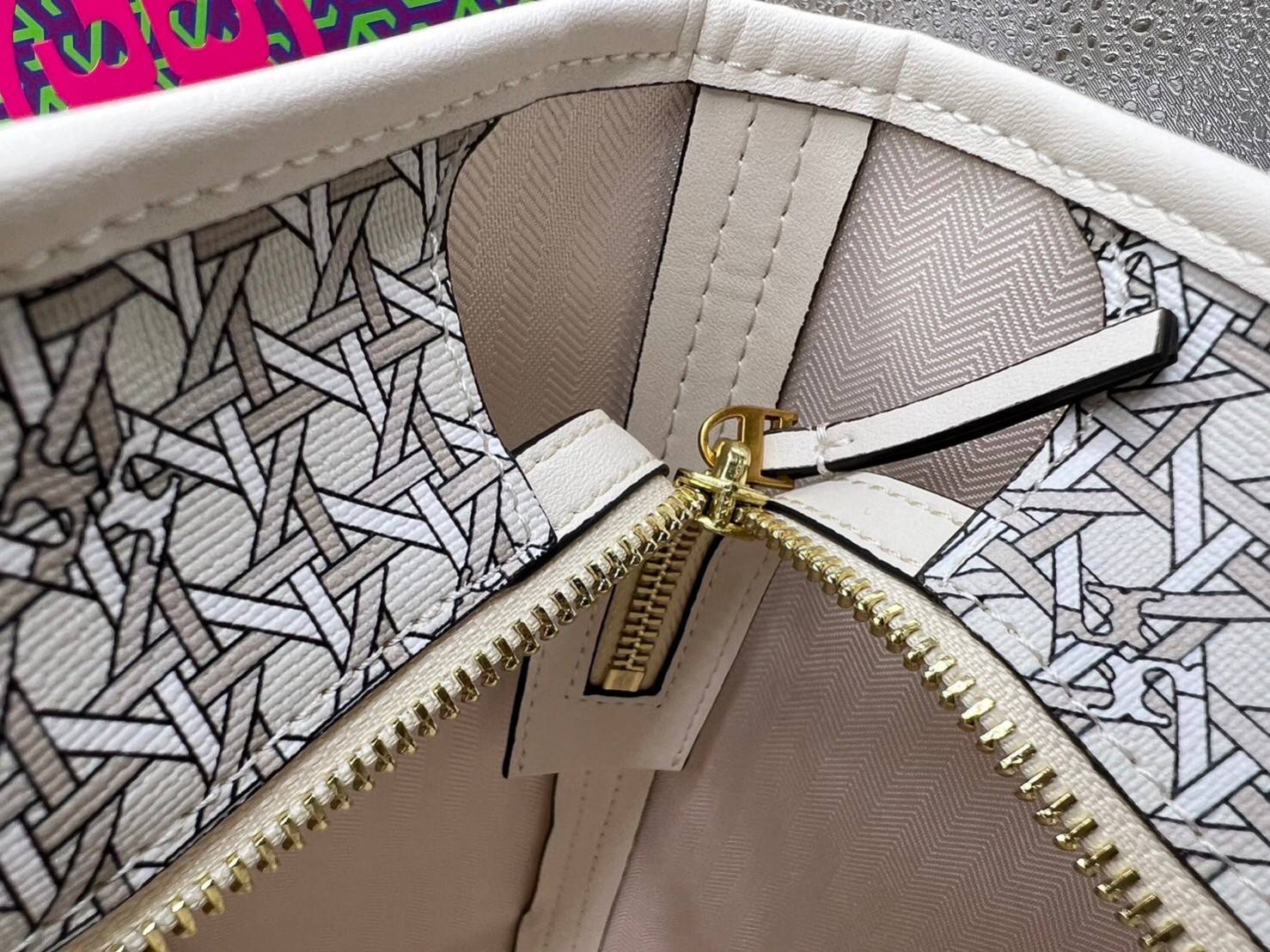 Tory Burch Ever Ready Zip Tote Small Coated Canvas / Tory Burch Geo Logo Tote กระเป๋าโท้ท พิมพ์ลายด้วยลวดลายสานตะกร้าอันเป็นเอกลักษณ์ของแบรนด์ ซึ่งได้แรงบันดาลใจจากความหลงใหลในงานจักสานของผู้ก่อตั้ง