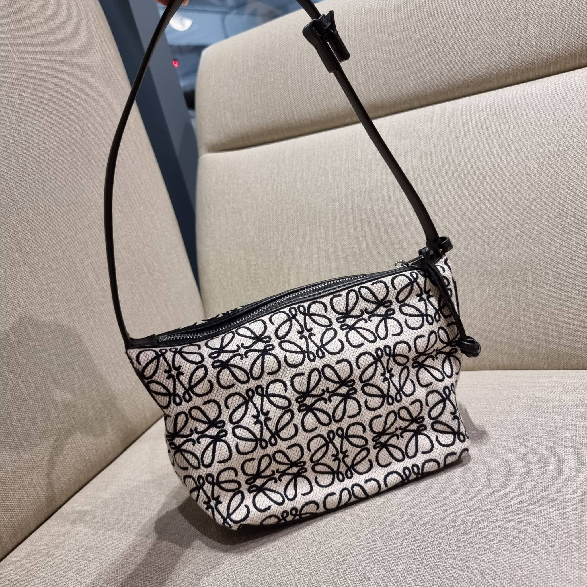 LOEWE SMALL CUBI BAG คอลเลคชั่นยอดฮิต กับสีใหม่ล่าสุด กระเป๋าทรงพอช ใบกำลังสวย ดีไซน์ดีเทลน่ารัก ด้วยลวดลายปักบนผืนผ้าคอตตอน มาพร้อมสายสะพายในตัว ที่ปรับความยาวได้อีกเล็กน้อย คล้องไหล่ คล้องแขนได้แบบสบายๆ เปิด-ปิดด้วยซิป ภายในเป็นช่องโล่ง มีช่องแบ่งอีกช่อ
