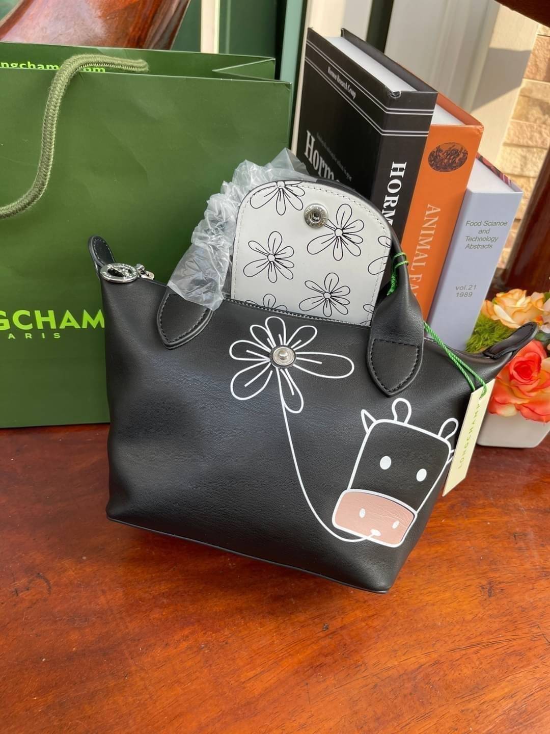 Longchamp year of the Ox Capsule / Longchamp Year of OX LE PLIAGE CUIR TOP HANDLE BAG XS ต้อนรับปีวัวด้วยคอลเล็คชั่นพิเศษ วัสดุหนังเมทิส (Metis) หรือหนังแกะเนื้อนุ่มมาพร้อมหูจับขนาดสั้นเหมาะถนัดมือ