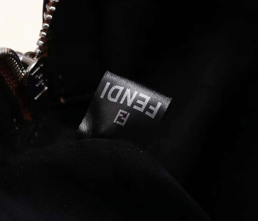 FENDI Ff-Print Coated-Canvas And Leather Cross-Body Bag เกรดออริจินอล FENDI Messenger Bag กระเป๋าสะพายข้าง ให้หนุ่มๆได้ตัวตึงกันไปเลยจ้า กับกระเป๋าสะพายทรงแมสเซ็นเจอร์ รุ่นหายาก ดีไซน์เรียบหรู สะดวกใช้ที่สุด ภายในโล่งกว้าง สายสะพายถอดได้ ปรับใช้ตามสะดวก ใ