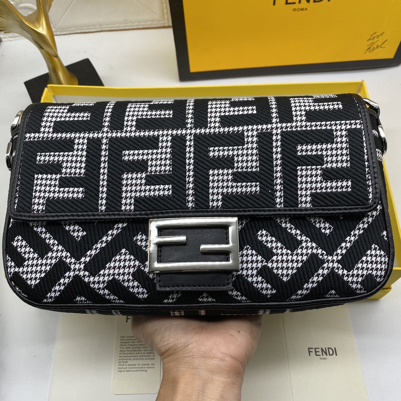 Fendi Baguette FF Tapestry Fabric Bag 26cm เกรดออริจินอล กระเป๋าทรง Baguette ลวดลาย FF สไตล์วินเทจ สามารถถือด้วยมือหรือสะพายไหล่หรือสะพายข้างด้วยที่จับหนังและสายสะพายไหล่ ทั้งสองแบบถอดออกได้ สวยหรู ใบนี้ไม่ควรพลาดค่า