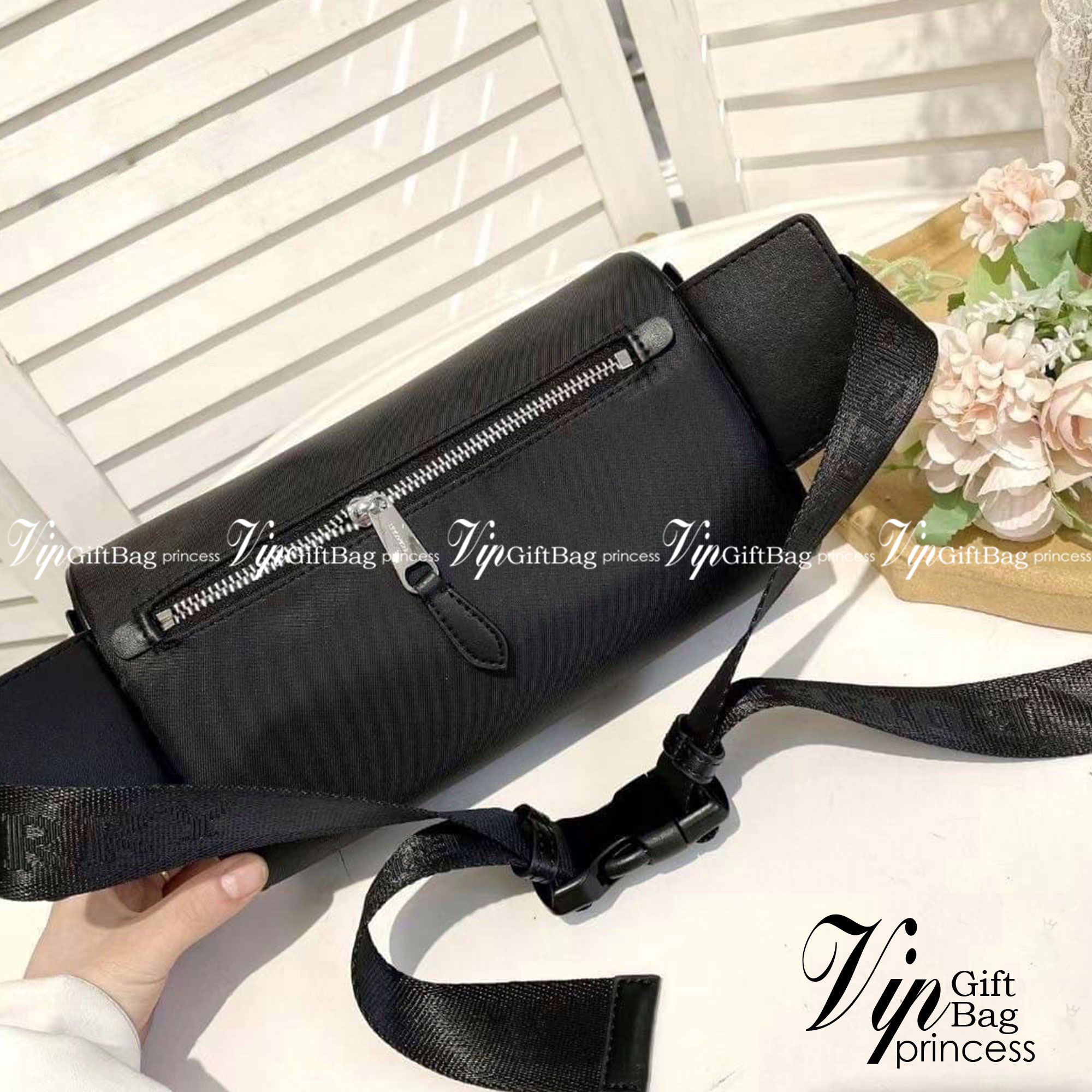 BURBERRY BELT BAG Vintage retro check กระเป๋าคาดอก คาดเอวลายแบรนด์ มาใหม่ ผ้าไนลอนสลับหนังอย่างดี ซิปหน้า น้ำหนักเบา ทรงสวย สามารถใช้ทั้งผู้หญิง ผู้ชาย เป็นอีกรุ่นที่ขายดี ขนาดกำลังดี ใส่ของจุกจิกได้เยอะ สวยเป๊ะปั๊มทุกจุด สุดฮิตผู้หญิงสะพายได้ผู้ชายสะพายด