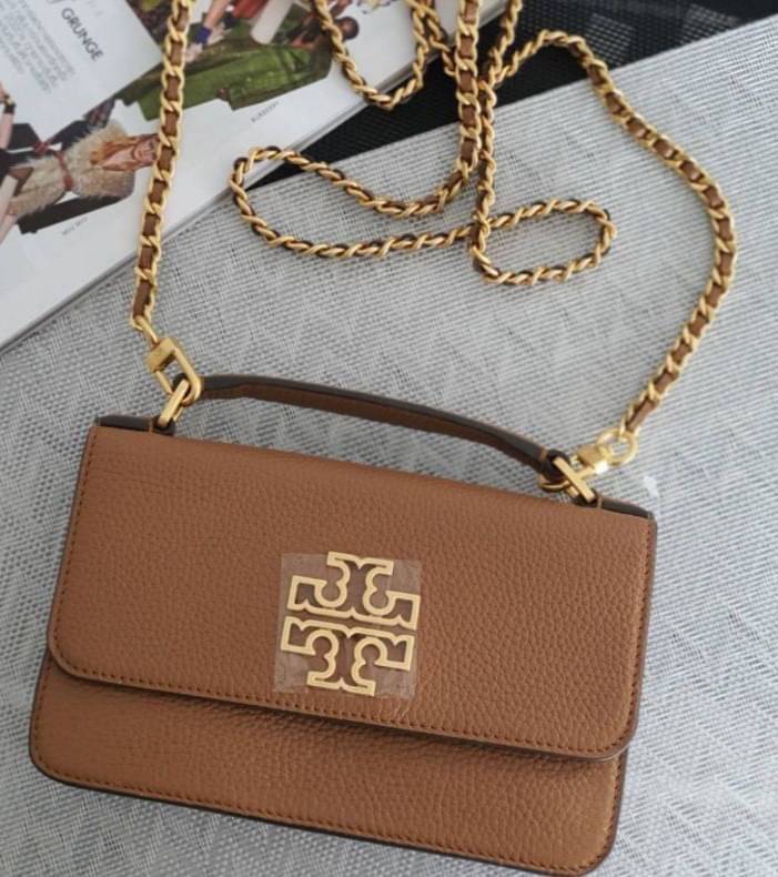 TORY BURCH BRITTEN MINI TOP HANDLE BAG พร้อมส่งที่ไทย กระเป๋าสะพาย Crossbody วัสดุหนังวัวแท้ การออกแบบเรียบง่าย ยังคงความหรูหราเอาไว้ มาพร้อมสายยาวโซ่อะไหล่ทองสลับหนัง ถอดออกได้ ตอบสนองการใช้งานได้ดี มีหูหิ้วด้านบนสามารถใช้งานได้ในหลายโอกาสค่ะ