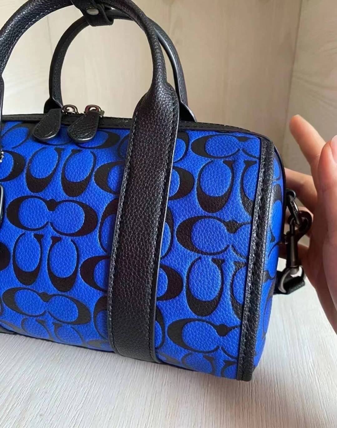 COACH GOTHAM DUFFLE / Coach Gotham 24 travelling bag handbag shoulder bag พร้อมส่ง กระเป๋าทรงหมอนรุ่นใหม่บ่าสุดปี 2022 รุ่นนี้สามารถใช้ได้ทั้งชาย//หญิง หนังแท้อย่างดี นิ่มทรงสวย มากๆค่ะ ภายในกระเป๋าสามารถใส่สัมภาระที่จำเป็นในชีวิตประจำวันได้ครบเลยค่ะ; มีช