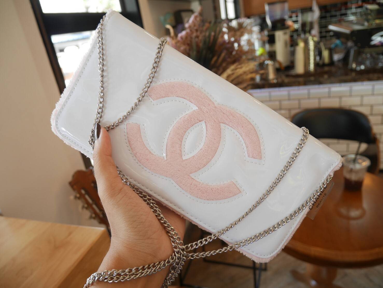 Chanel shoulder & cluth bag กระเป๋าสะพายทรง cluth ขนาดกำลังน่ารัก วัสดุหนังแก้ว เปิดปิดด้วยกระดุมแม่เหล็ก ภายในโล่งบุเฟอขนนุ่ม ใส่กระเป๋าสตางค์ยาวได้ มาพร้อมสายสะพายโซ่ หรือจะเก็บสายถือเป็น cluth ออกงานก็ดูดี มากับราคาสุดคุ้มค่ะ