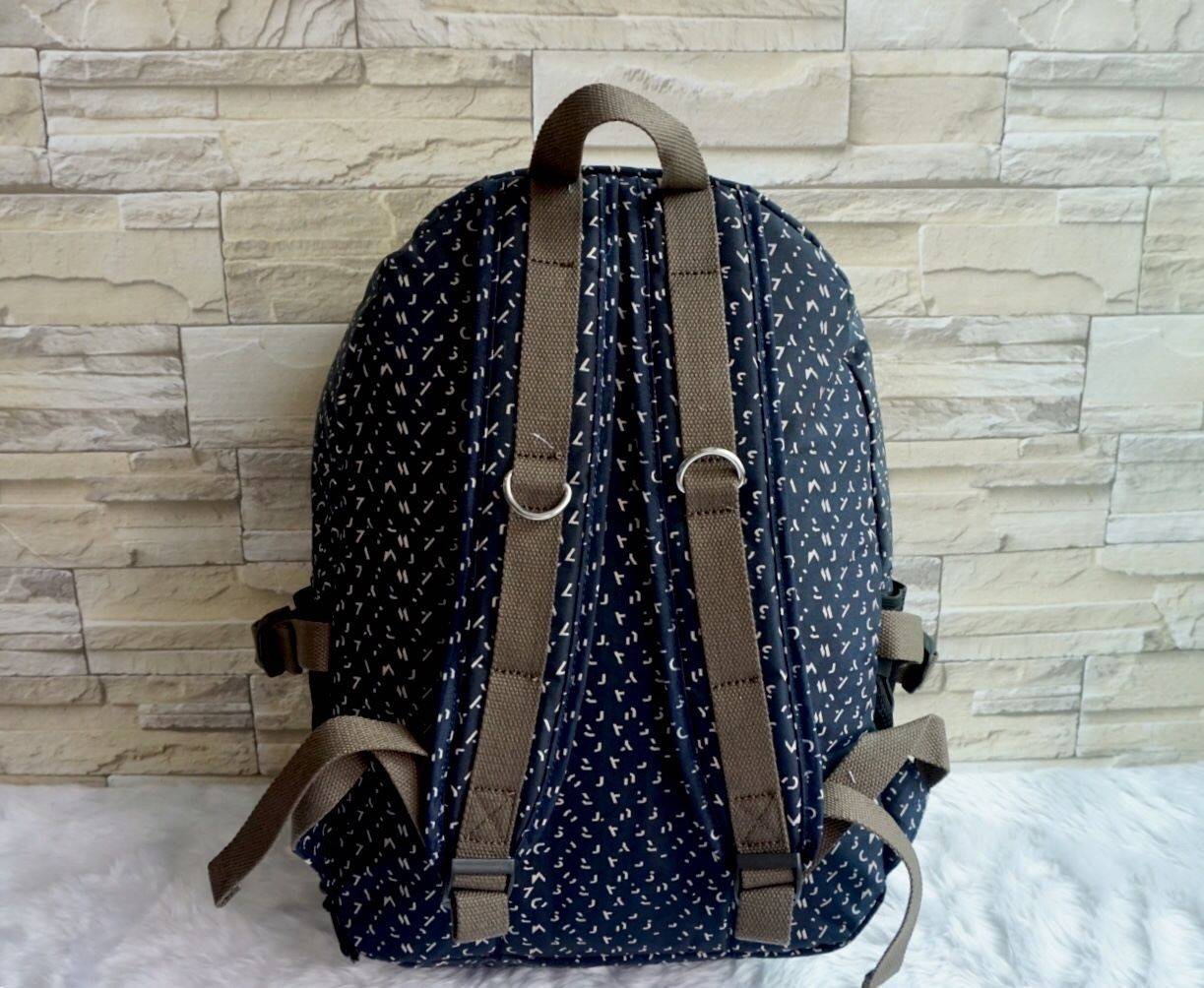 KIPLING BACKPACK K502 กระเป๋าเป้สะพายใบใหญ่ จุของได้เยอะมากๆ วัสดุ nylon + polyestor% กันน้ำ ด้านหน้ามี ช่องใส่ของจุกจิก ช่องซ้ายขวา ช่องหลักเปิดปิดด้วยซิป ภายในแบ่งเป็นสัดส่วย มีช่องแยกใส่ Laptop ใบขี้ขะได้เยอะ จะใช้ไปเรียน ไปนิมหรือท่องเที่ยวก็ตอยโจทย์ค