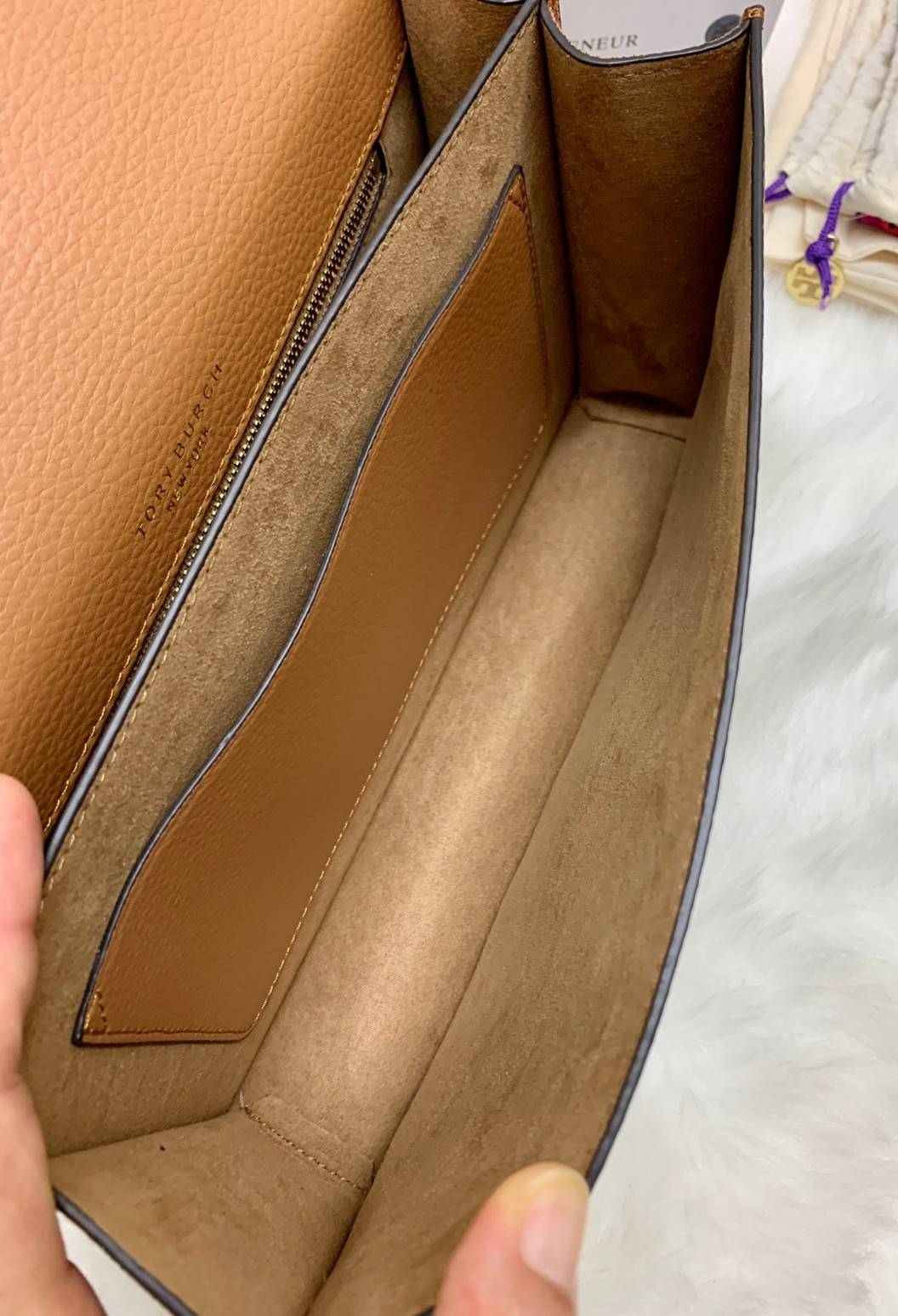 สวยจริงไม่จกตาจ้าา😘 TORY BURCH MILLER SHOULDER BAG BRAIDED STRAP LARGE ((81668)) พร้อมส่งที่ไทย! กระเป๋าหิ้วและสะพายไหล่ได้ในตัว หนังแท้ลายหนังสวยมากๆค่ะ ด้านหน้ามีอะไหล่โลโกแบรนด์ หรู สะพุดตาทีเดียว เปิดปิดกระเป๋าแบบฝาปิด ภายในมีช่องหลักใส่ของ2ช่