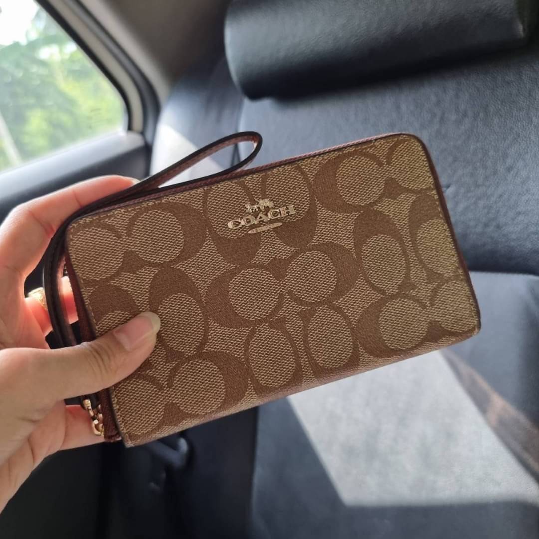 COACH F57468 PHONE WALLET IN SIGNATURE COATED CANVAS กระเป๋าสตางค์ถนอมมือถือ!! 2IN1 สุดๆ ใส่โทรศัพท์ ใส่เงิน ใส่บัตร ครบถ้วน!! จบในใบเดียวจ้า ขนาดกำลังเหมาะมือ วัสดุหนังแคนวาสเคลือบลาย คุณภาพดี สาวๆมีไว้ติดตัวสักใบ ไม่ผิดหวังจ้า