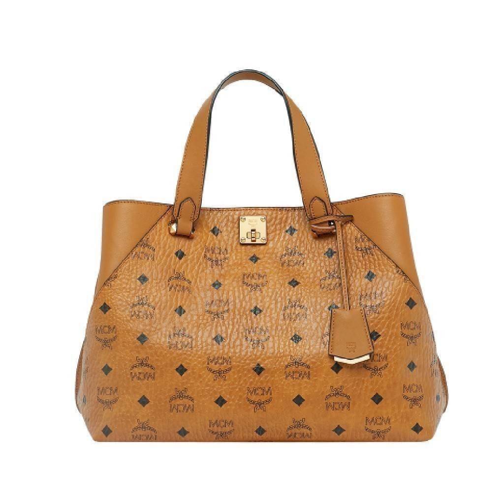 M.C.M ESSENTIAL TOTE IN VISETOS ความจุใจมาพร้อมเสิร์ฟแล้วจ้า ใครที่มองหากระเป๋าทรงโท้ทจุๆ ต้องใบนี้เลย!! กระเป๋าสะพายไหล่/ข้าง ดีไซน์ทรงสวยน่าใช้ วัสดุหนังแคนวาสสลับหนังแท้ ปากกระเป๋ามีตัวบิดล็อคแน่นหนากันของหล่นออกจากกระเป๋า ภายในโล่งกว้าง แบ่งสัดส่วนอย่