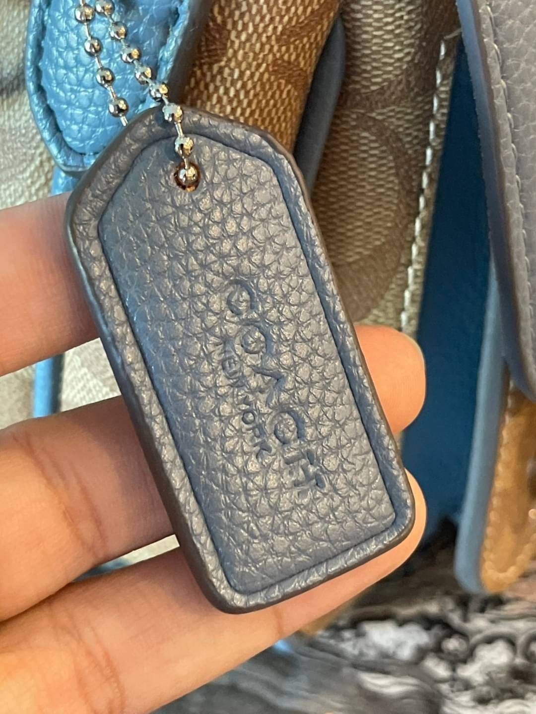 COACH Lucy Crossbody กระเป๋าใบนี้ขนาดกะทัดรัดกำลังดี เพียงพอสำหรับใส่ของจำเป็นที่ต้องการพกติดตัว ที่สำคัญใช้งานง่ายสามารถหยิบของได้สะดวกรวดเร็ว วัสดุผ้าใบเคลือบซิกเนเจอร์และหนังกรวดละเอียด ด้านในมีซิปและกระเป๋าอเนกประสงค์ ปิดสแน็ปอิน กระเป๋าแบบเปิดด้านนอก