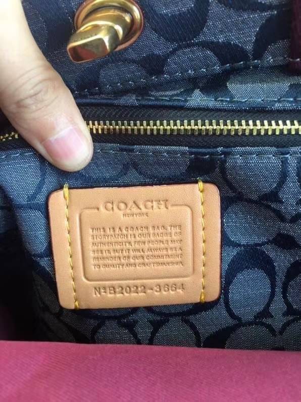 COACH Tote 34 In Signature Chambray หากคุณกำลังมองหากระเป๋าที่มีดีไซน์แปลกตา ไม่ค่อยเหมือนที่พบเห็นทั่วไป ต้องเป็นรุ่นนี้เลยค่ะ นอกจากจะผลิตจากผ้าแชมเบรย์ซึ่งมีน้ำหนักเบาแล้ว ยังให้สีสันคล้ายกับสียีนส์ สายสะพายและหูหิ้วสไตล์สปอร์ต ที่สำคัญยังมีหมุดปิดกระเ