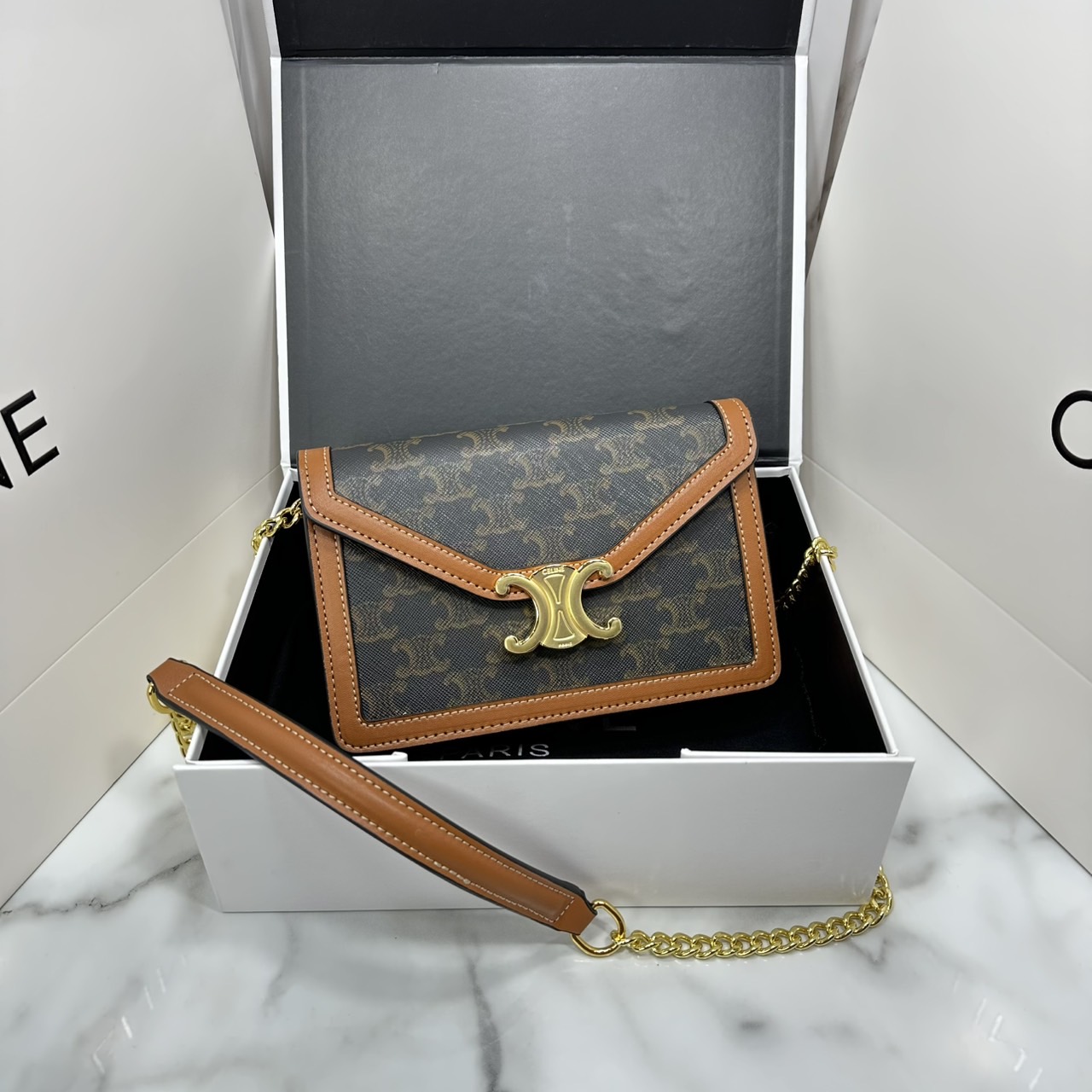 ORI หนังแท้ | CELINE WALLET ON CHAIN MARGO IN TRIOMPHE กระเป๋าสะพายสวยอยู่ทรงตั้งได้ รูปทรงย้อนยุคสไตล์วินเทจลัคชู ดีไซน์เอกลักษณ์ ขนาดกำลังดี