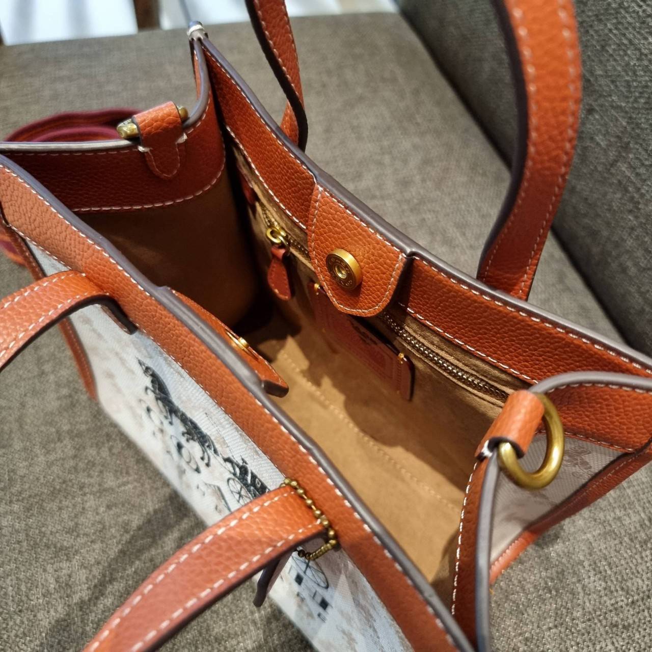 COACH C8456 FIELD TOTE 22 WITH HORSE AND CARRIAGE PRINT AND CARRIAGE BADGE คอลเลคชั่นสุดคลาสสิค ต้อนรับซัมเมอร์ ทั้งสดใสและร้อนแรง สวยหรูดูแพงในไอเท็มเดียว กระเป๋าทรงโท้ท ไซส์กำลังสวย น่ารักน่าใช้ ฟังก์ชั่นการใช้งานสะดวกที่สุด มีทั้งสายคล้องแขนในตัว และสา