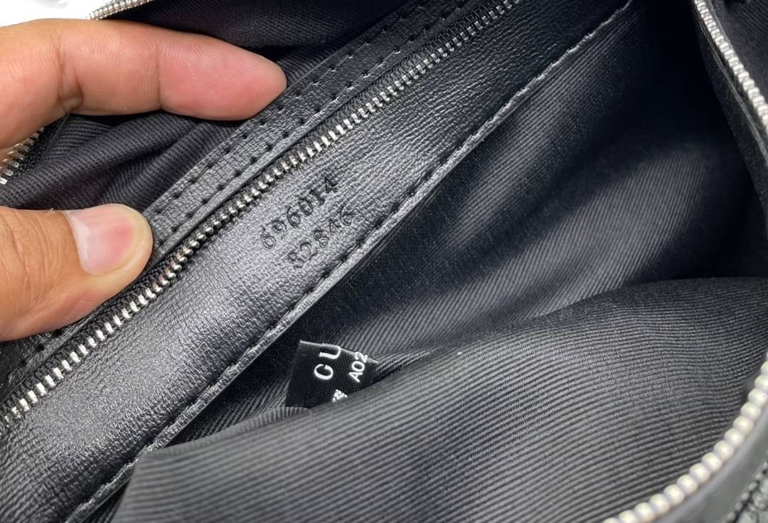 GUCCI Duffle bag with Interlocking G เกรดออริจินอล กระเป๋าใบใหญ่จุใจ 16" ใส่สัมภาระขึ้นเครื่องเดินทางได้ ใส่เสื้อผ้า รองเท้า เอกสาร A4 iPad Notebookได้ หูจับแข็งแรง สายสะพายยาวถอดออกได้ สะพายไหล่หรือ Crossbody ก็ดูดี ใช้ได้ทั้งชายหญิง ภาพถ่ายสินค้าจร