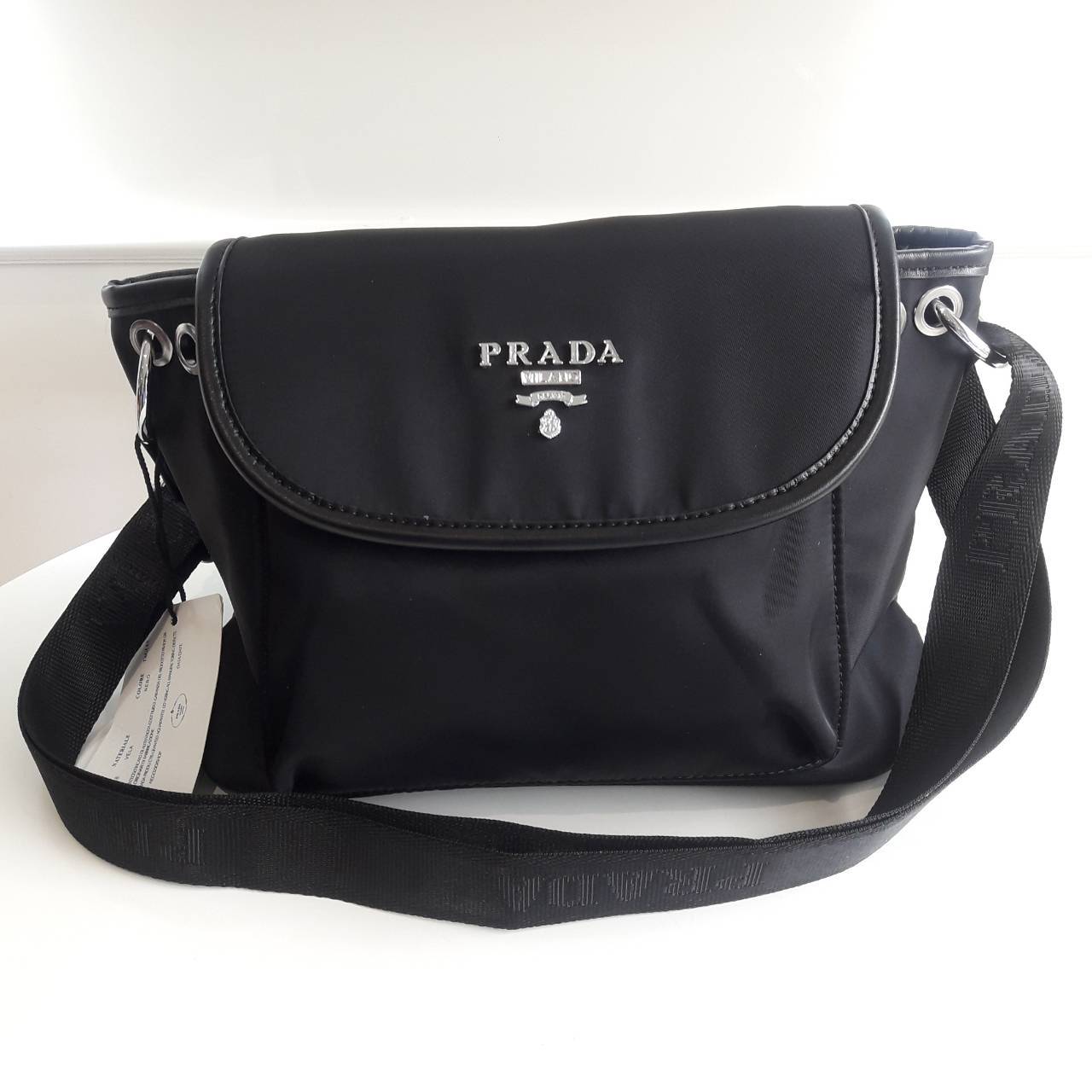 New arrival! จากงานพรีเมี่ยมกิ้ฟ เคาเตอร์ต่างประเทศ Prada nylon รุ่น Limited edition กระเป๋าอเนกประสงค์ สามารถใส่ของได้เยอะมากคะ ด้านหน้าโลโก้อะไหล่เงินทั้งใบ มีช่องซิปหลังฝาเปิด ด้านในมีช่องซิปกลางแบ่งกระเป๋า และยังมีช่องซิป สำหรับสาวๆที่ของเยอะเหมาะมากค