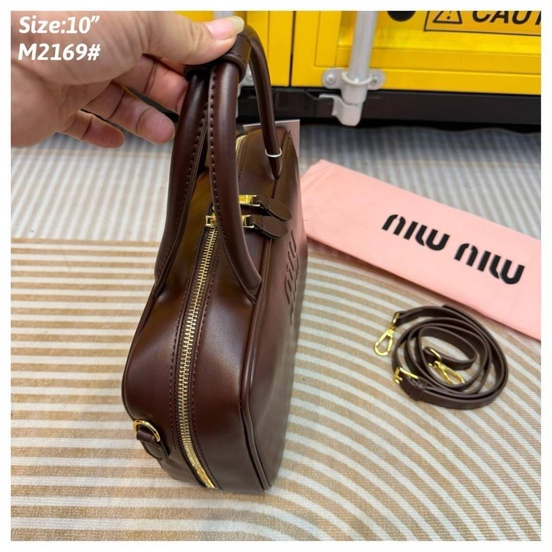 MIU MIU leather Beau bag 25cm กระเป๋าถือทรงบอสตัน ขนาดกำลังสวยพกพาง่าย สะดวกใช้งาน ซิปรอบเปิดได้กว้างๆ ดีไซน์เรียบแต่มากมีอยู่จริง สวยดูแพง