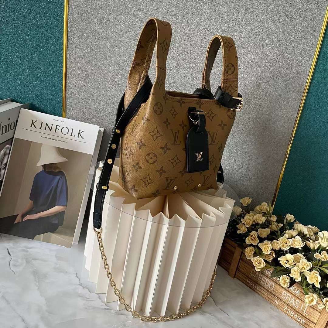 LV Atlantis BB Monogram Reverse กระเป๋าถือแคนวาสแต่งขอบหนังสีเข้มประดับเนมแท็ก LV เกรดออริ สลับแท้ 1:1 ใช้ต่างประเทศได้