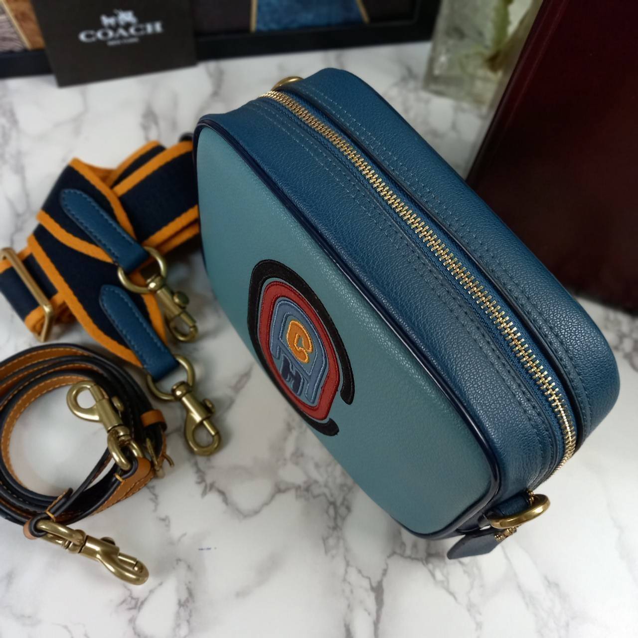 OUTLET 】COACH Camera Bag In Colorblock With Coach Patch (COACH F79278) 🍁หายากมากๆแล้วรุ่นนี้**จะถือ หรือสะพาย ได้ตามใจสั่ง //วัสดุหนังแท้เต็มใบ คุณภาพหนังดีมากๆ ปักโลโกตัวC ด้านหน้า ดูดีแบบไม่ซ้ำใคร //มาพร้อมสายสะพาย 2 สาย >>สายหนัง และสายสป