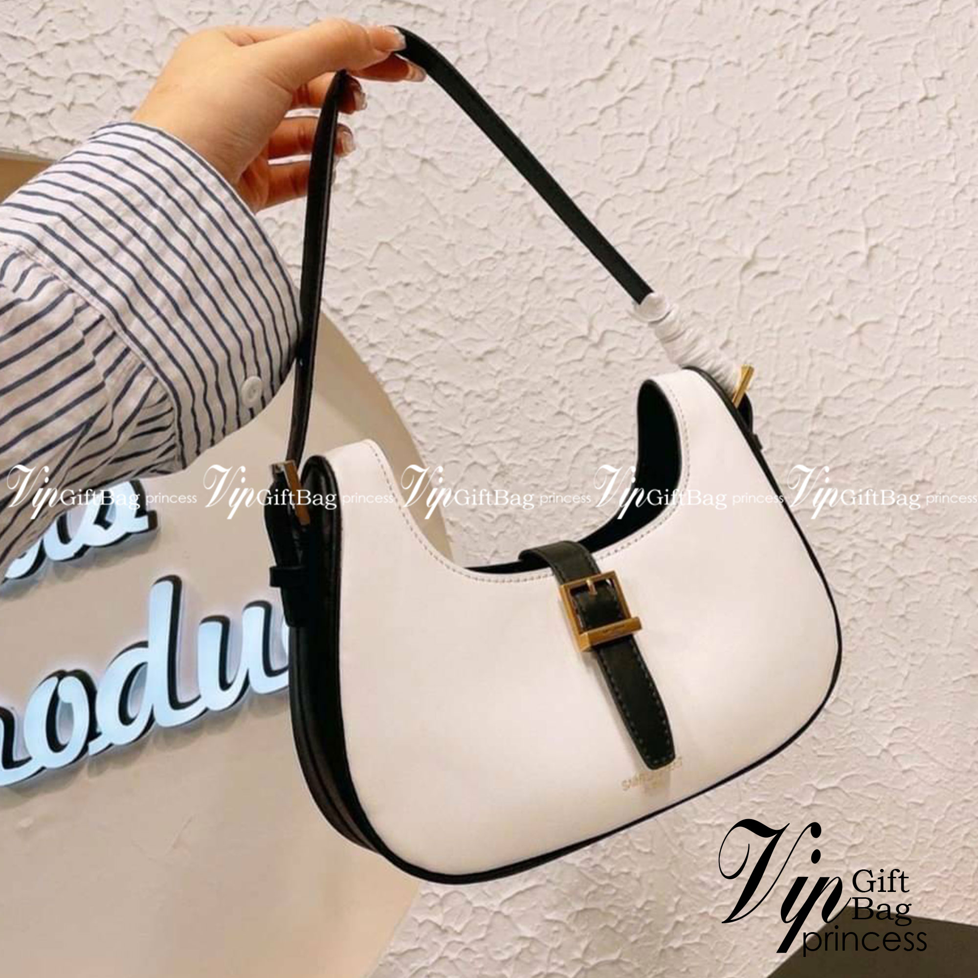 VIP 🥂 YSL HOBO LE FERMOIR / Yves Saint laurent le fermoir hobo bag in shiny leather กระเป๋าสะพายไหล่ ดีเทลหรู สวยครบทุกมุม ตอบโจทย์สาวๆทุกไลฟ์สไตล์ เพราะใช้งานได้ง่ายและสะดวก สัมผัสดีงามมากๆ น้ำหนักเบา ดูแพงที่สุด ปากกระเป๋ามีสายคาด กันของหล่นได้ร