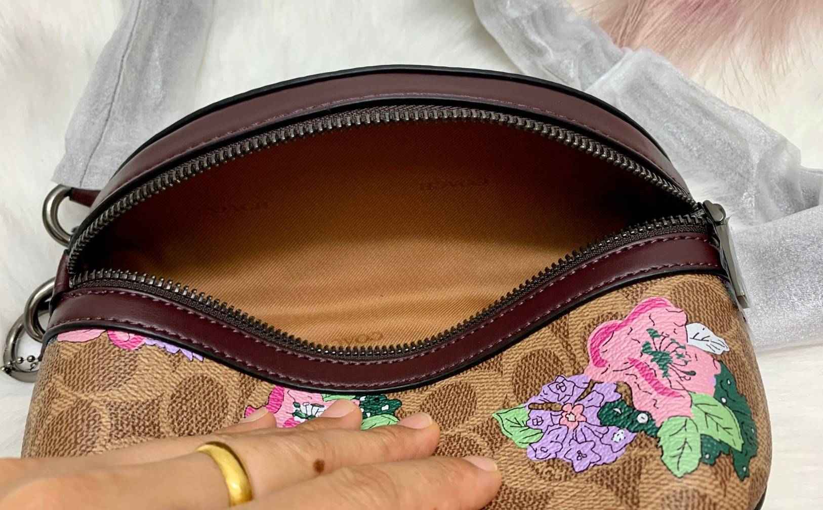 Coach Bethany Belt Bag In Signature With Blossom Print 🌸สวยงาม น่าใช้มากๆค่ะ กระเป๋าคาดอก ลาย C+รูปดอกไม้ด้านหน้าสวยโดดเด่นมากๆค่ะ มีช่องซิปหลักด้านหน้า ใส่มือถือได้ทุกรุ่น;กระเป๋าเงินใบกลางได้;พาสปอร์ตได้ค่ะ ด้านหลังมีช่องซิปให้อีกช่องนะคะ สายคาด