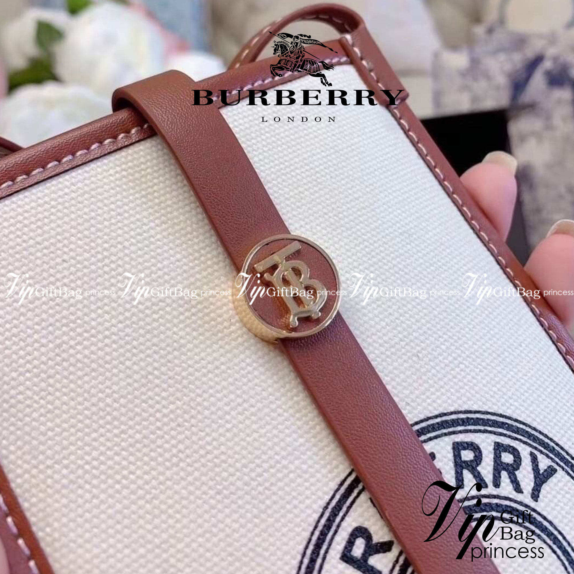BURBERRY FRAGRANCES CROSSBODY BAG / BURBERRY PHONE BAG งานผ้าแคนวาสอย่างดีตัดขอบหนัง มีช่องใส่บัตรด้านหลัง น่ารักตะมุตะมิ ใส่บัตรใส่ของจุกจิกใส่โทรศัพท์ได้ น่ารักไปอีกจ้า วัสดุ Canvas & Leather สวยหรูอยู่ทรงมีโลโก้แบรนด์ด้านหน้า มีสายคาดประดับแบรนด์ ด้านห