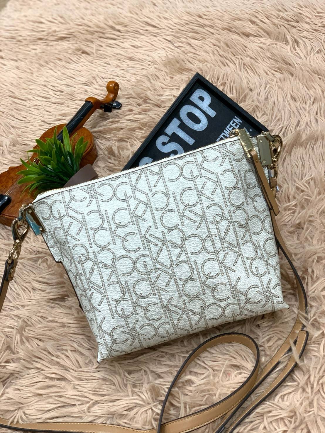 Calvin Klein Mini Crossbody กระเป๋าทรงครอสบอดี้ ขนาดกลางกำลังดี มีฐานกว้างตั้งอยู่ทรง เปิดใช้งานด้วยซิปเดียว สายสะพายปรับสั้นยาวได้ ดีเทลที่มีsignatureรอบใบ ครึ่งล่างฐานเป็นหนังเรียบ ติดโลโก้แบรนด์ด้วยโลหะ รูปทรงสะพายได้อย่างคล่องตัวแบบสไตล์เก๋ๆเลยคร้า!!