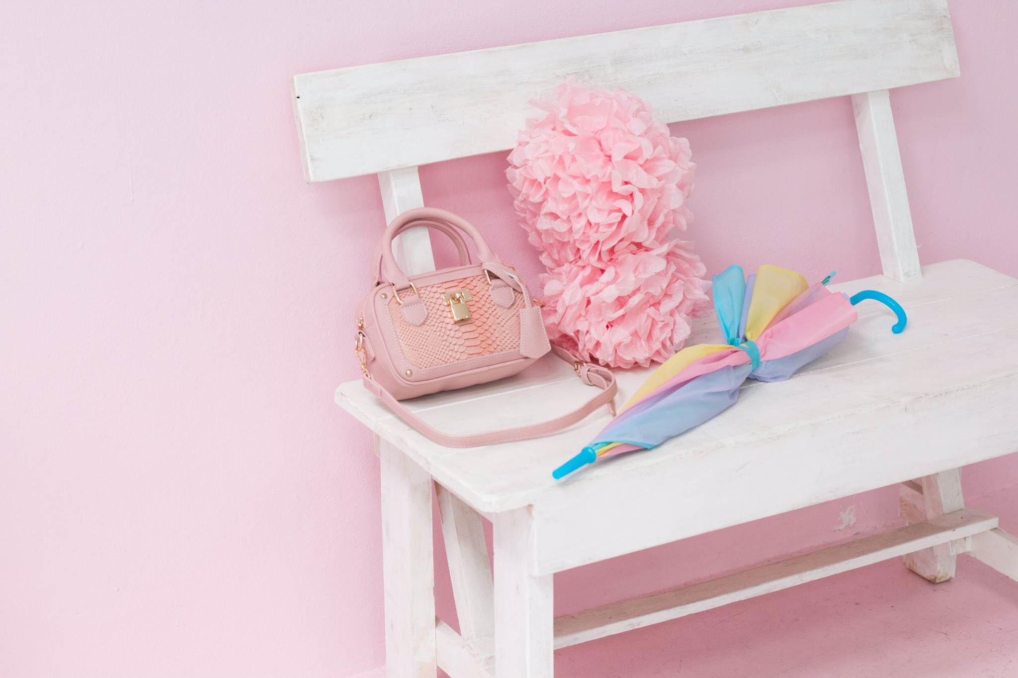 New arrival! KEEP Fancy shoulder bag กระเป๋า ถือ/ สะพาย ขนาดมินิ ตัดหน้งลายงู น่ารักมากคะ ใบนี้ ห้ามพลาดเลย การันตี ความสวย สะพายได้ทุก Look รุ่นนี้ มี 3 สี ดำ เทา ชมพู ภายใน สามารถใส่ โทรศัพท์ ได้ทุกรุ่น มีช่องแบ่งเก็บของ 2 ด้าน น้ำหนักเบา สายสะพาย ปรับไ