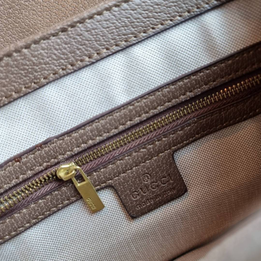 VIP 】กลับมาแล้วจ้า อีกรุ่นพรีเมี่ยมกิ๊ฟสุดฮิต!! หรู ดูผู้ดี!! GC CROSSBODY STRAP BAG WITH GWP กระเป๋าสะพายข้าง ดีไซน์สวย โดดเด่นไม่ซ้ำใคร วัสดุหนังแคนวาส เปิด-ปิดด้วยตัวกดล็อครูปผึ้ง (ผึ้ง) น่ารักมากๆ!! แถมฟรี!! แท็กพวงหนังห้อยเก๋ๆ ภายในกระเป๋าเป็นช่องโล่