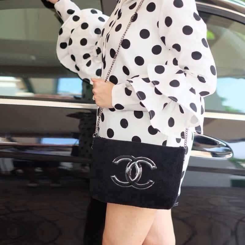 Chanel Precision Velour Crossbody Bag กระเป๋าสีดำแบรนด์ Chanelทำจากขนเฟอร์สีดำ น้ำหนักเบา ปากกระเป๋ามีซิปรูดปิด สายโซ่ ถอดออกได้ค่ะ จะสะพายไหล่ สะพายข้างหรือถือเป็น cluth ก็สวยหรูดูแพง มากับราคาสุดคุ้ม