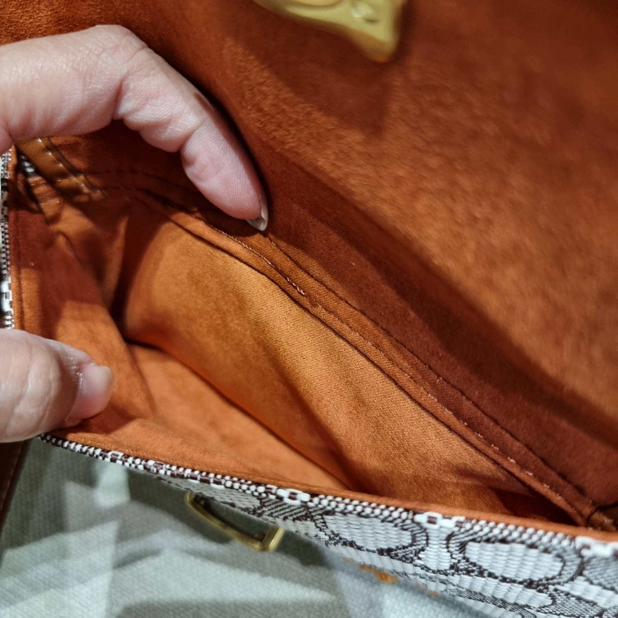 COACH C7764 STUDIO CAMERA BAG 19 IN SIGNATURE TEXTILE JACQUARD WITH CREATURES น้องเล็กใหม่สุดอีกหนึ่ง!! ขนาดเล็กกะทัดรัด มาแบบเลิศๆหรูๆมากแม่ พร้อมเทกเจอร์สุดคิ้วท์!! กระเป๋าสะพายข้างลุคไฮน์ ที่ดีไซน์ออกมาได้ปัง และดูแพงมากๆ ด้วยดีเทลคลาสสิคผสานความเป็นเอ