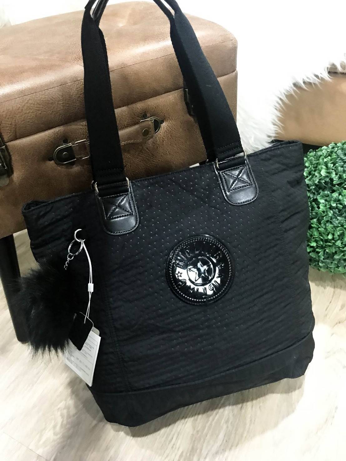 KIPLING SHOPPER BAG รุ่น Limited Rare items! สุดๆ วัสดุ Cotton+Polyester 100% ดีไซน์คลาสสิกมีลูกเล่นที่เทคเจอร์ตัวกระเป๋าสวยเป็นเอกลักษณ์เฉพาะของ Kipling หูหิ้วสะพายไหล่ได้ มือจับหูหิ้วเป็นหนังปั้มโลโก้ พวงกุญเเจลิงถอดเเยกใช้ได้ เปิดปิดด้วยซิป หัวซิปปั้มเ