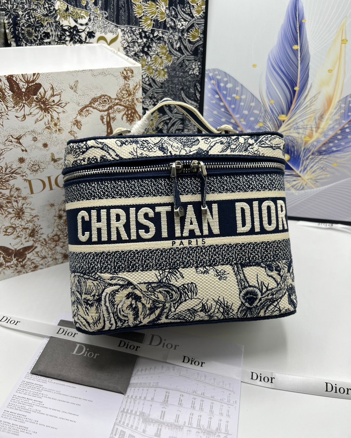 22cm Medium DiorTravel Vanity Case กระเป๋าใส่เครื่องสำอางใบกลาง จุของได้เยอะ มาพร้อมกับลวดลาย Oblique ปักอย่างประณีตและประดับด้วยสัญลักษณ์ Christian Dior Paris มาพร้อมสายสะพายและหูจับในตัว