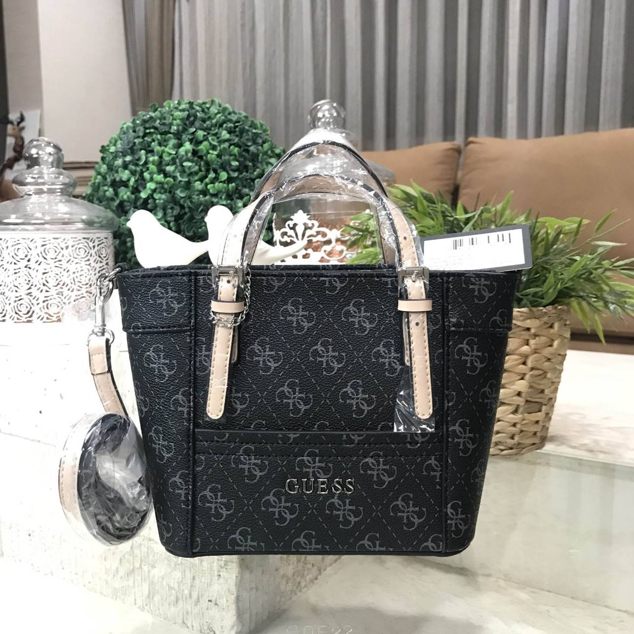 Don’t Miss! GUESS DELANEY MINI CROSS BODY BAG กระเป๋าถือหรือสะพายรุ่นที่ฮิตและขายดีที่สุดจาก GUESS FACTORY หนัง Saffiano ลาย GUESS Signature สวยอยู่ทรง ขนาดกำลังดี น้ำหนักเบา ด้านหน้าประดับโลโก้พร้อมพวงกุญแจโลโก้แบรนด์ห้อยที่หูกระเป๋าถอดเเยกใช้ได้ เปิดปิด