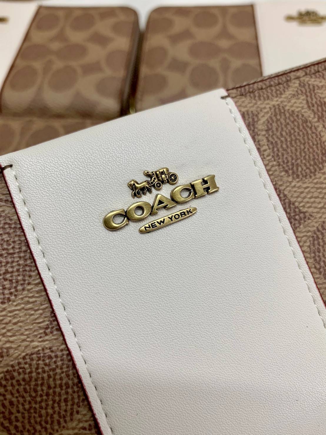 ของแท้ COACH ACCORDION ZIP WALLET ((31546)) กระเป๋าเงินใบยาว แบบซิปรอบ หนังแท้ ตัดหนังเรียบตรงกลางสวยงามค่ะ