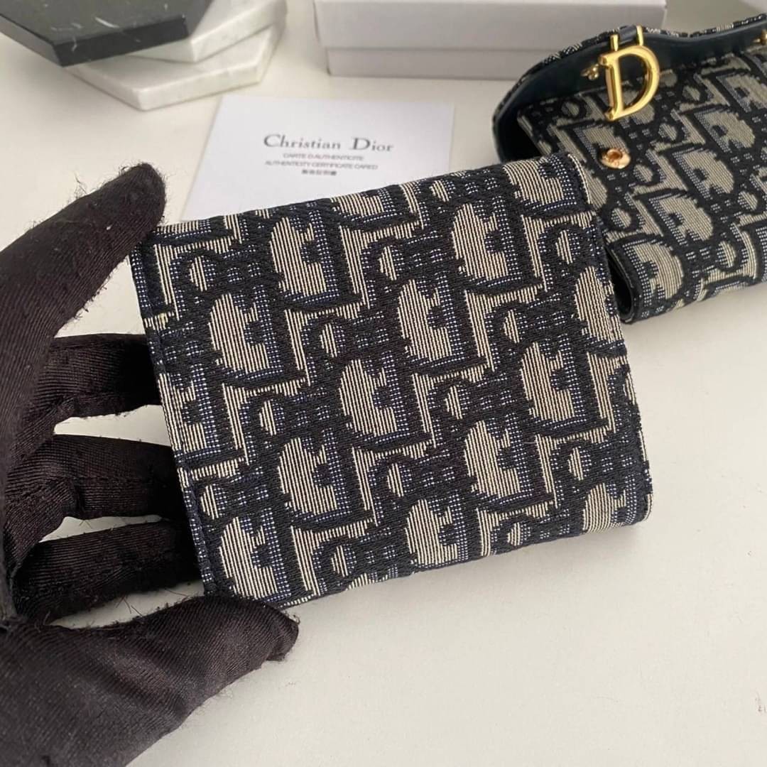 VIP 🥂DIOR Wallet Saddle Lotus / Dior tri-fold wallet กระเป๋าสตางค์ 3 พับ วัสดุหนังแท้ และผ้า Jacquard อย่างดี ทอสวยงาม ผสมผสานความสง่างามและคลาสสิกที่เข้ากับยุคสมัย ภาพสินค้าถ่ายจากงานขายจริง ใช้งานต่างประเทศได้